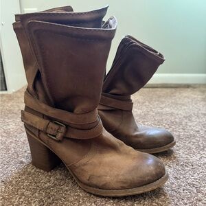 BCBG brown fashion leather boots.